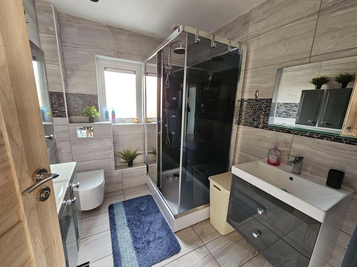 شقة Modern Urban Haven: Stylish Getaway ليسبورن المظهر الخارجي الصورة